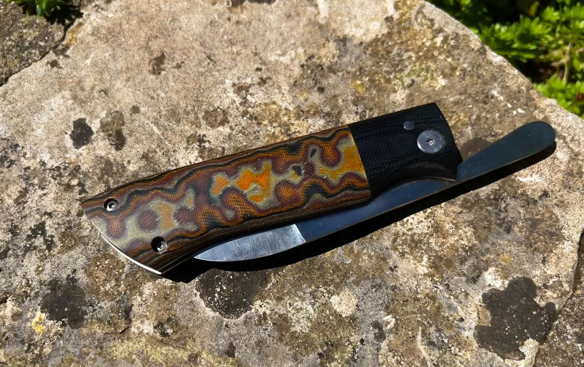 Bonsmara friction folder closed showing camo damacarta