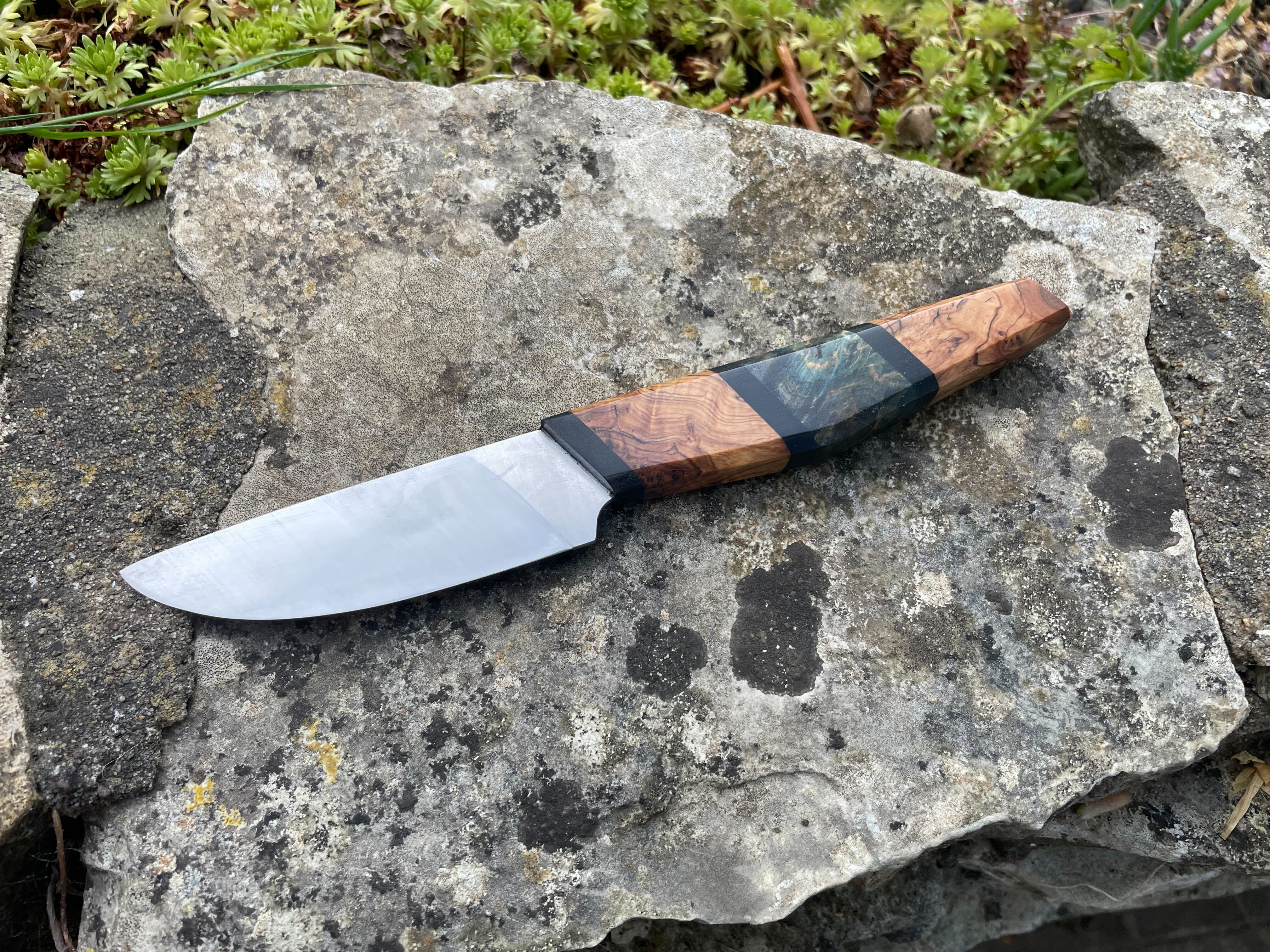 Parer with segmented handle on stone