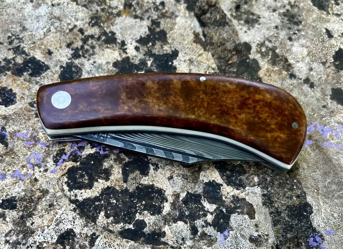 Chunky trapper slipjoint closed showing bakelite scales