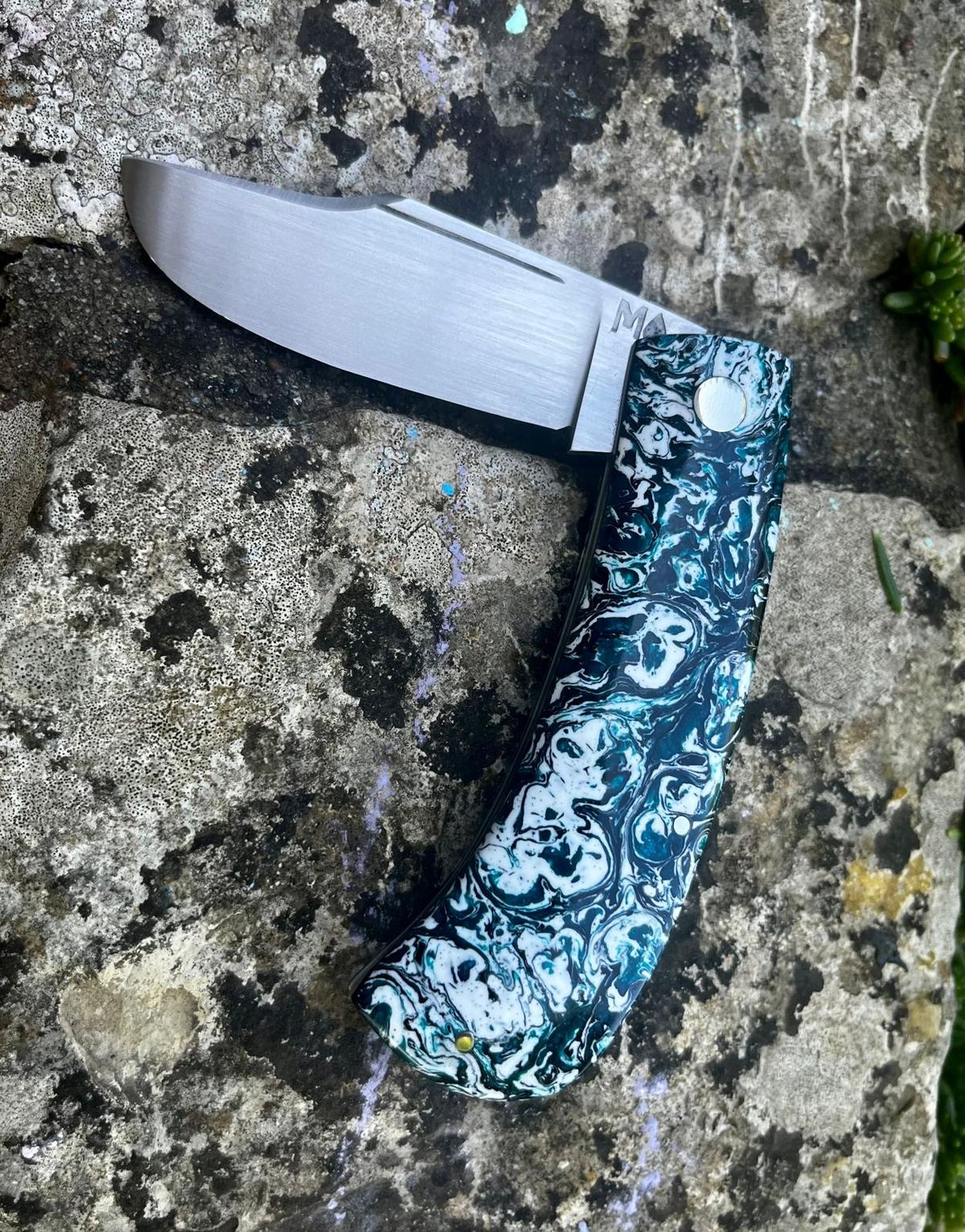 Chunky trapper slipjoint with resin scales